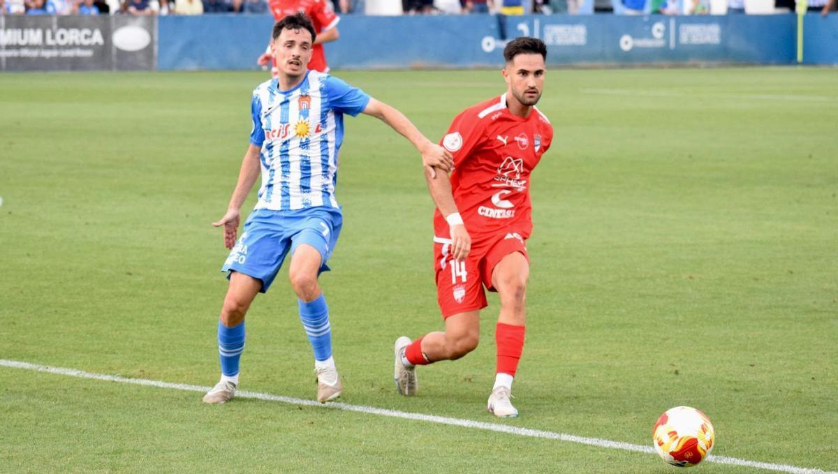 Carlos Llamas realiza un pase durante el partido ante el Áuilas.