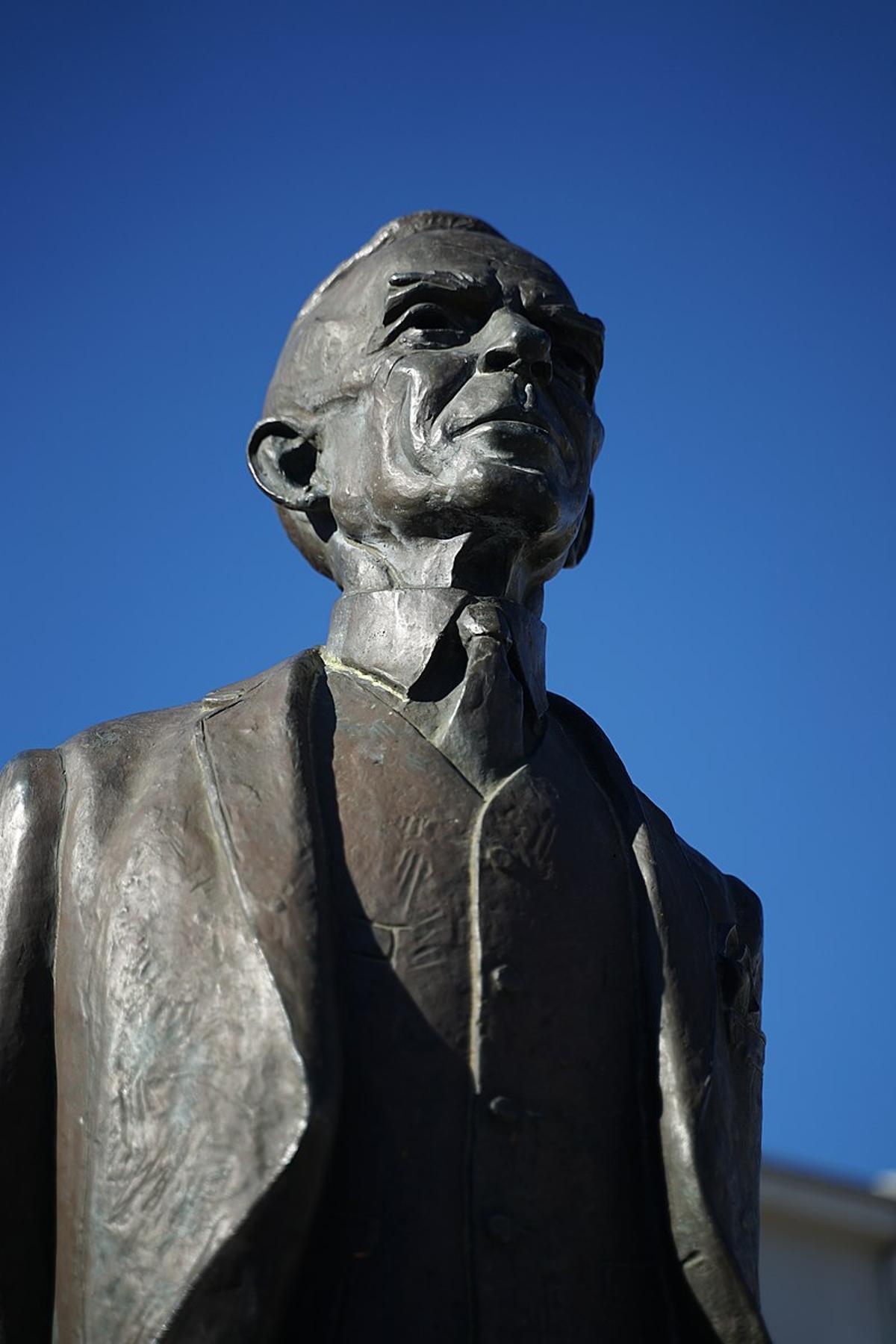 Estatua de José Regio en Vila do Conde