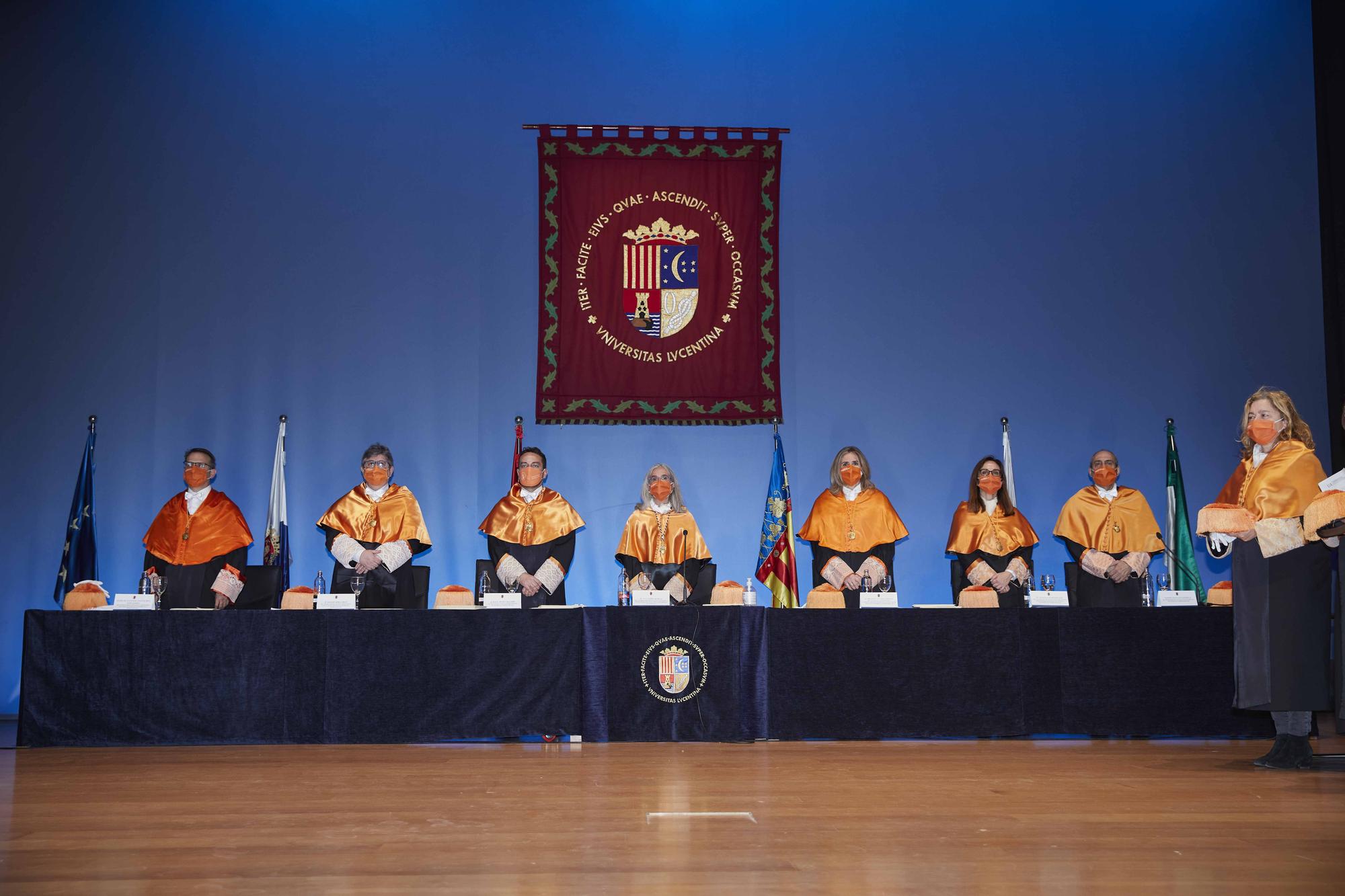 Acto de graduación de los estudiantes que han finalizado sus estudios en los grados en Publicidad y Relaciones Públicas, Trabajo Social, Sociología y en los másteres universitarios en Comunicación e Industrias Creativas, Innovación Social y Dinámicas de Cambio y Comunicación Digital.