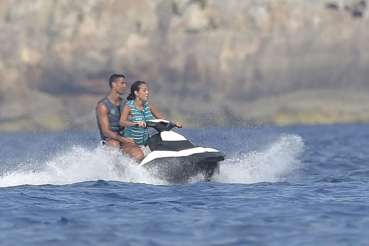 Cristiano Ronaldo y Georgina Rodríguez en moto de agua
