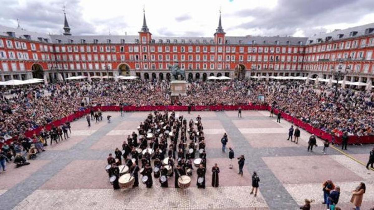 Última edición de la tamborrada en la plaza Mayor de Madrid, en la Semana Santa de 2025.