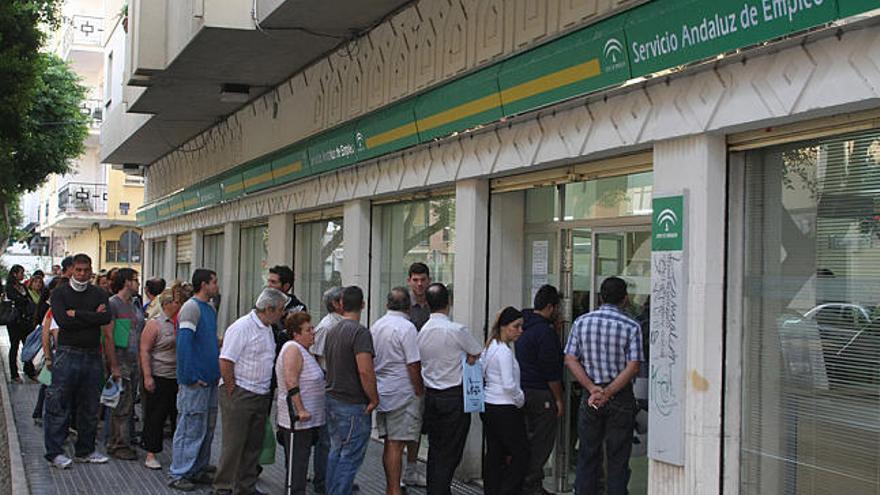 Desempleo desbocado. Una cola de parados en Málaga ante una oficina de empleo.