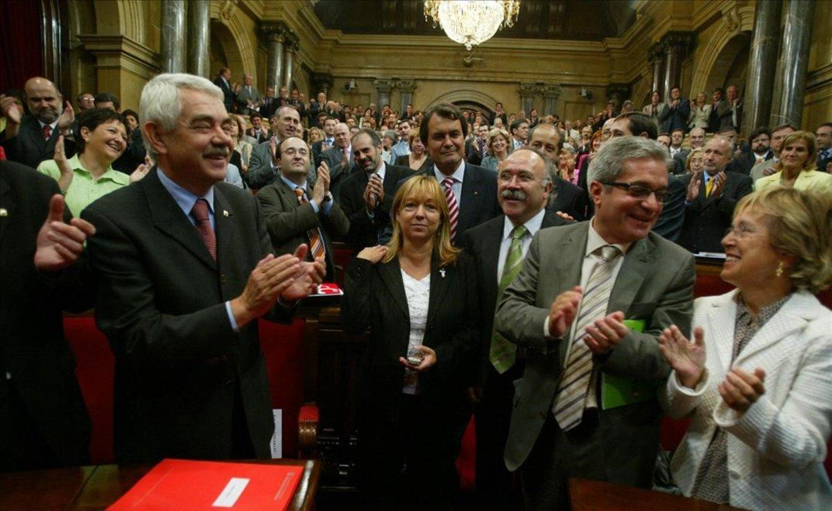 El 30 de septiembre del 2005 los diputados celebran la aprobación del Estatut en el pleno. Solo los 15 representantes del PP votaron en contra.