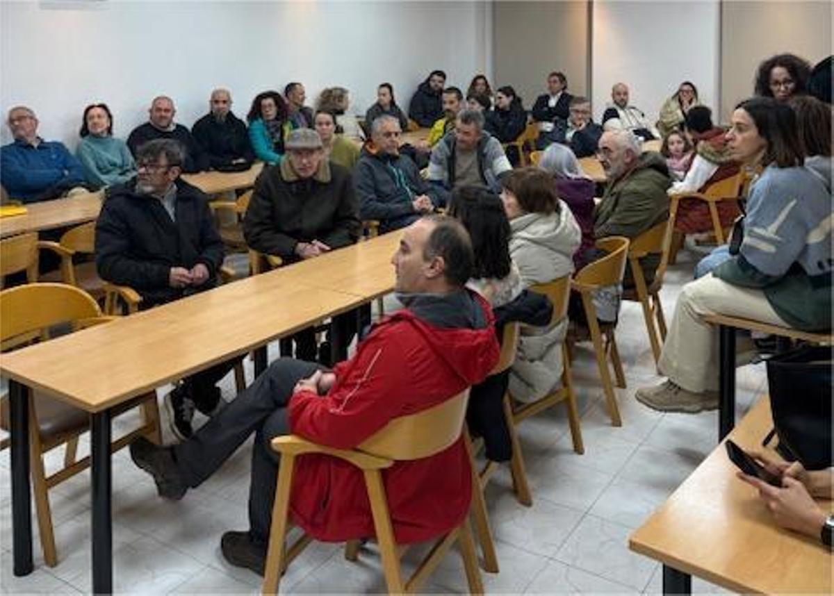 Asistentes a la charla informativa de la plataforma Siero por el Agua, este martes en Carbayín Alto, en Siero.