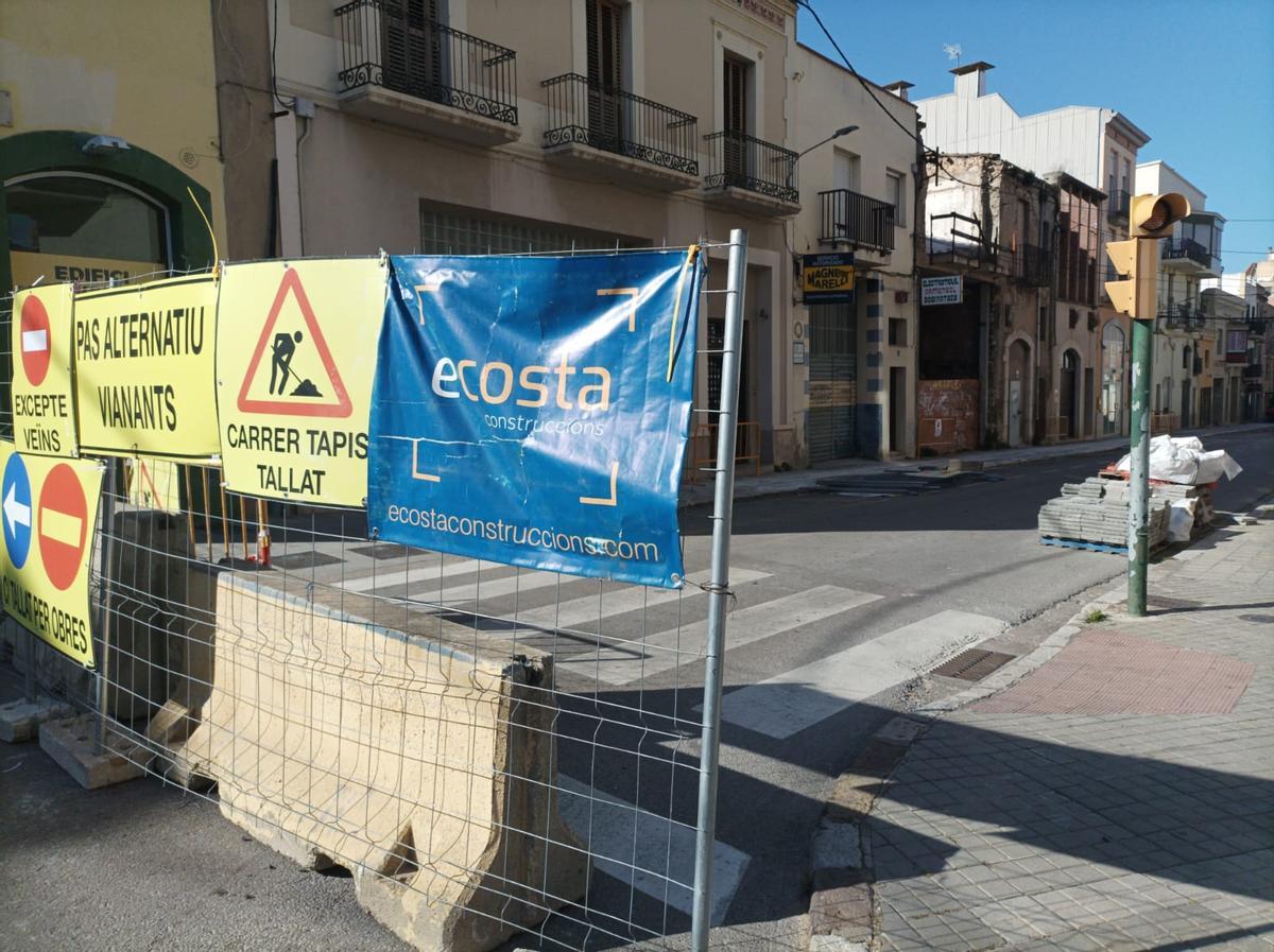 El carrer tallat a l'altura de la cruïlla del carrer Hortes