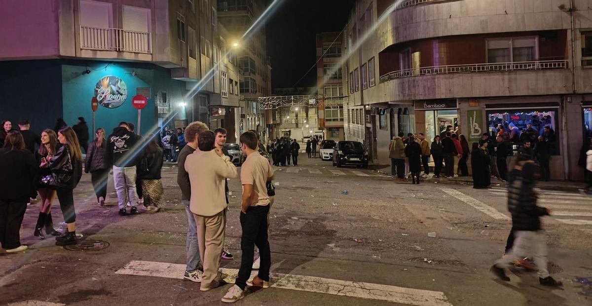 Jóvenes disfrutando de la «movida» nocturna en la zona de la Avenida de Marín y calles adyacentes. | FdV
