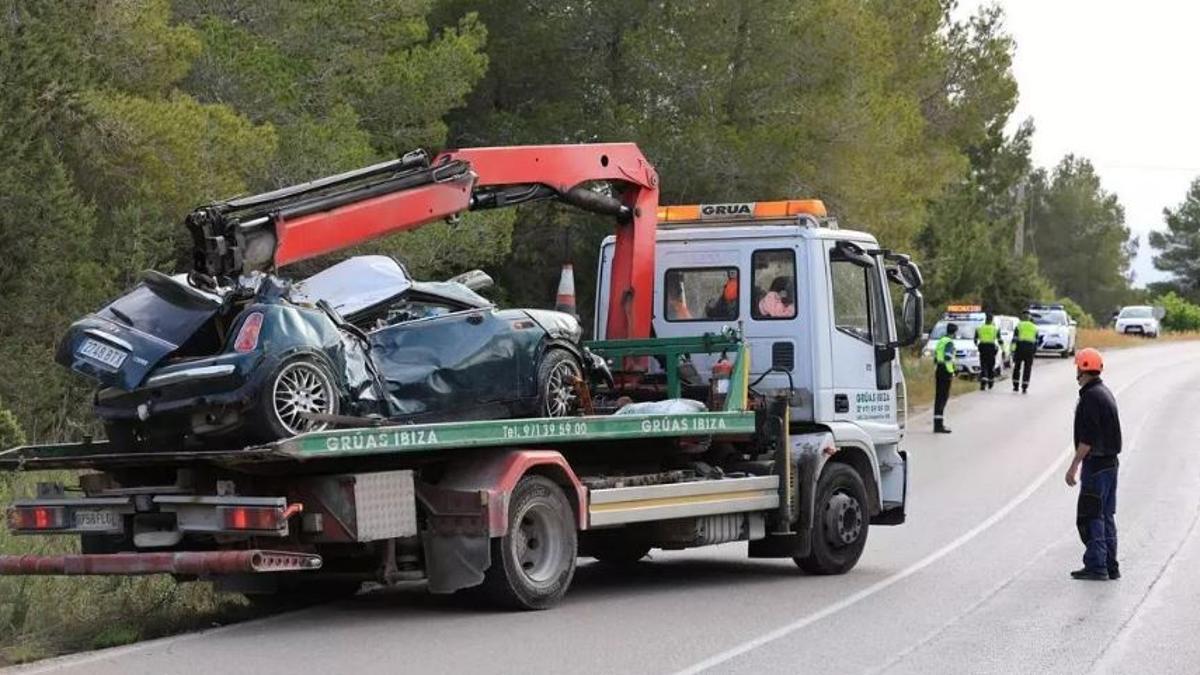 El vehículo en el que viajaban los jóvenes quedó destrozado