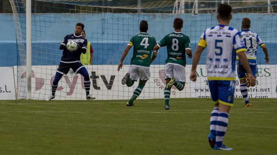 Alberto, del Coruxo, atrapa un balón en un lance del partido de ayer. // Julio Calvo