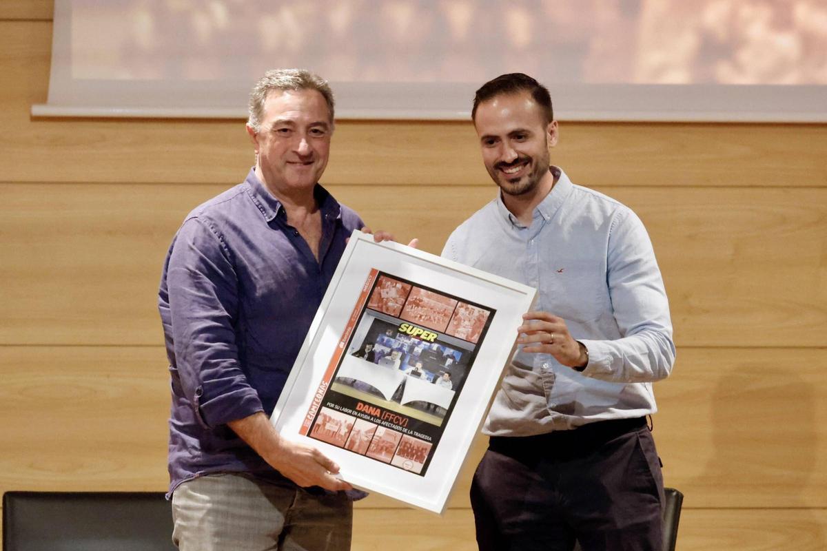 La Federación de Fútbol de la Comunitat Valenciana (FFCV) con su presidente, Salvador Gomar recibió un galardón extensible a todas las Federaciones Deportivas que se han volcado con los afectados por la DANA.
