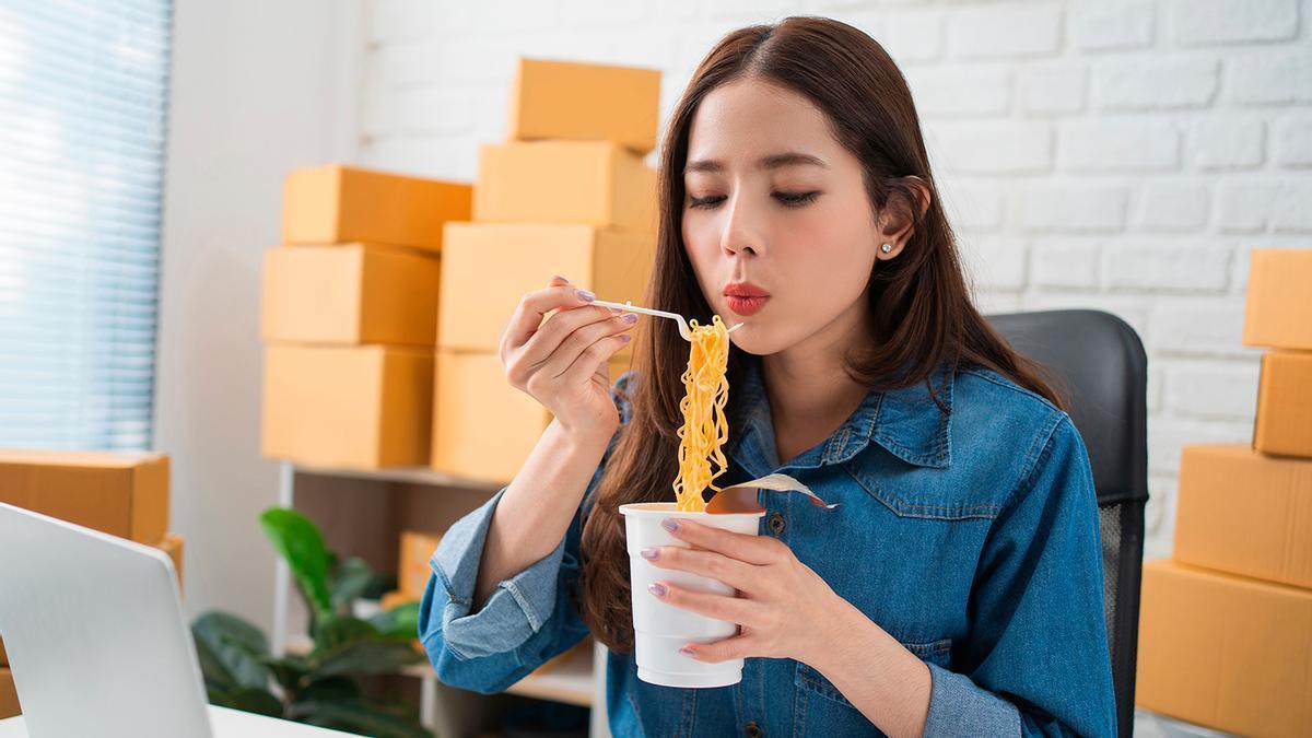 Sopla la comida para enfriar: la respuesta que no esperabas sobre este gesto tan común