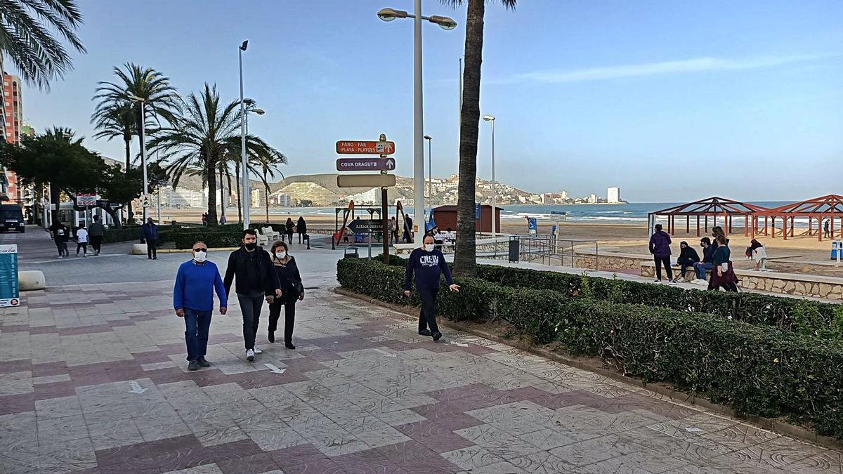 El paseo marítimo de Cullera registraba ayer muy poca presencia de turistas y vecinos. | JOAN GIMENO