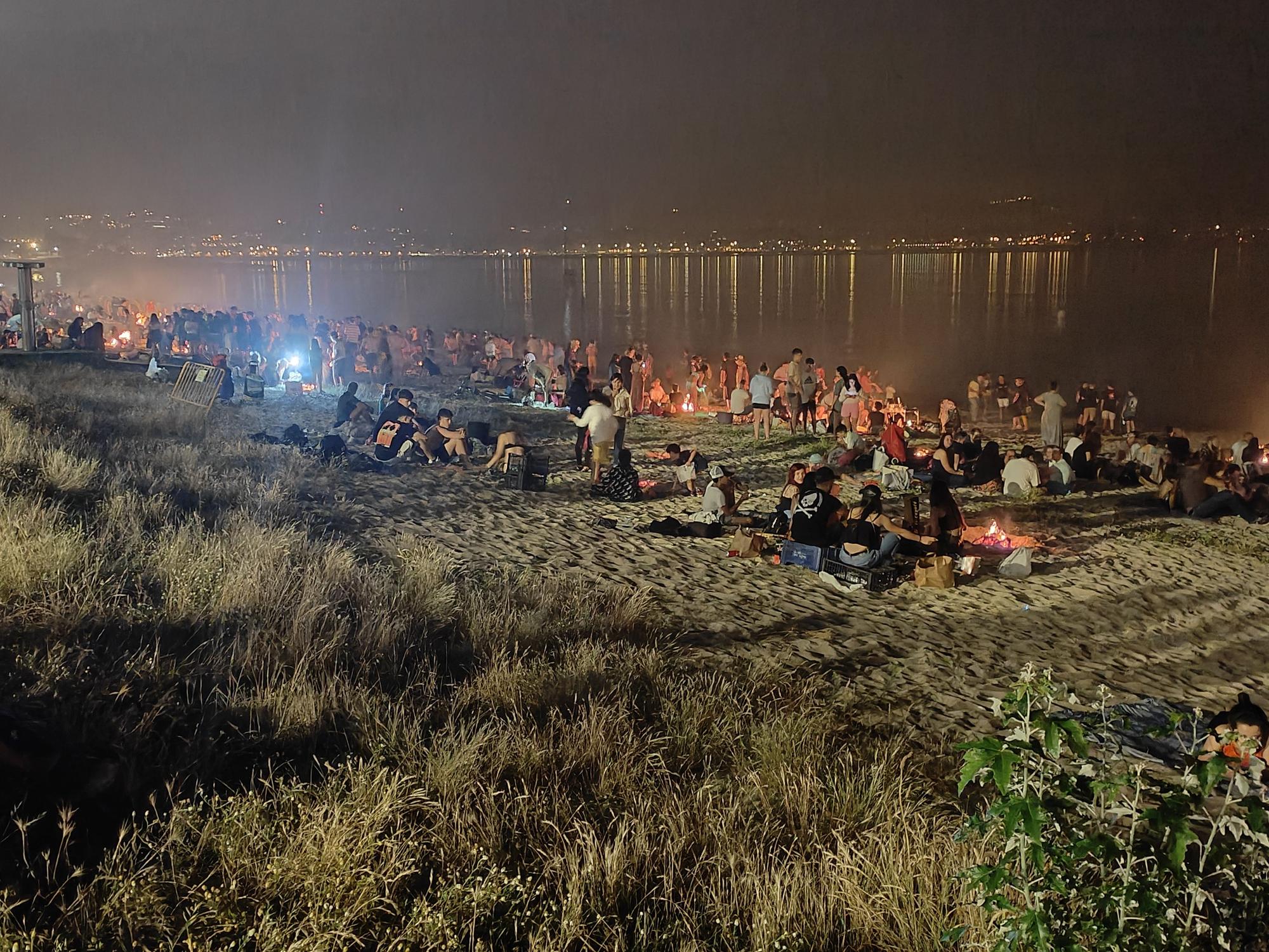 El fuego de decenas de hogueras iluminó la playa de Rodeira en San Juan