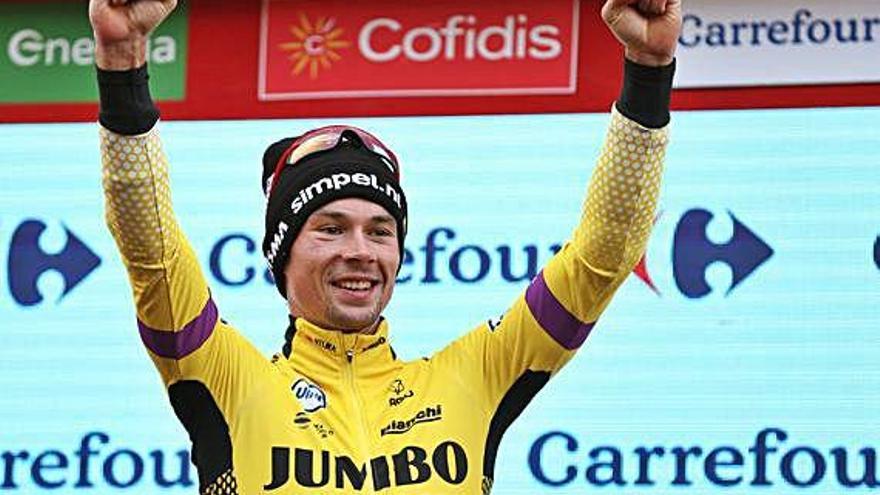 Roglic en el podio de Gredos, disfrutando de su triunfo en la Vuelta.