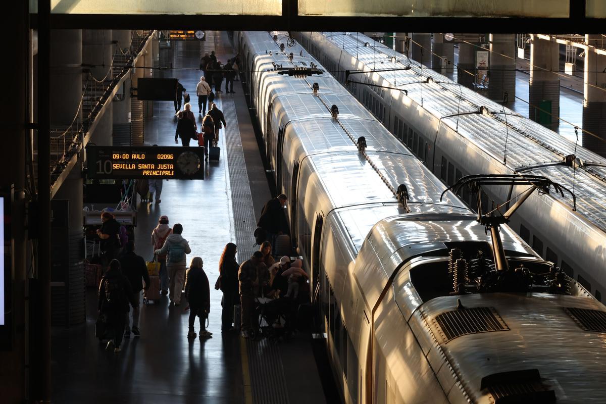 Varios pasajeros en la estación de Atocha se suben a un tren AVE con destino Sevilla.