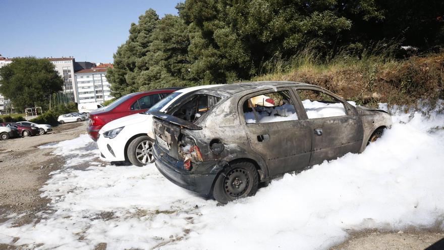 Los Bomberos evitan un gran incendio en Santiago: &quot;Había moito derrame de gasolina que xa se metía debaixo do resto dos coches&quot;