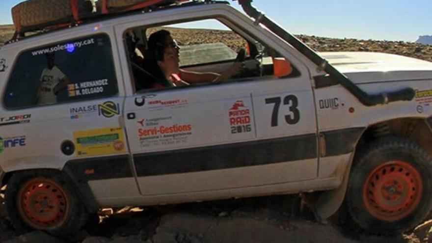 Sergi Hernández i Mireia Delgado a l&#039;interior del seu Panda guanyador, al desert marroquí