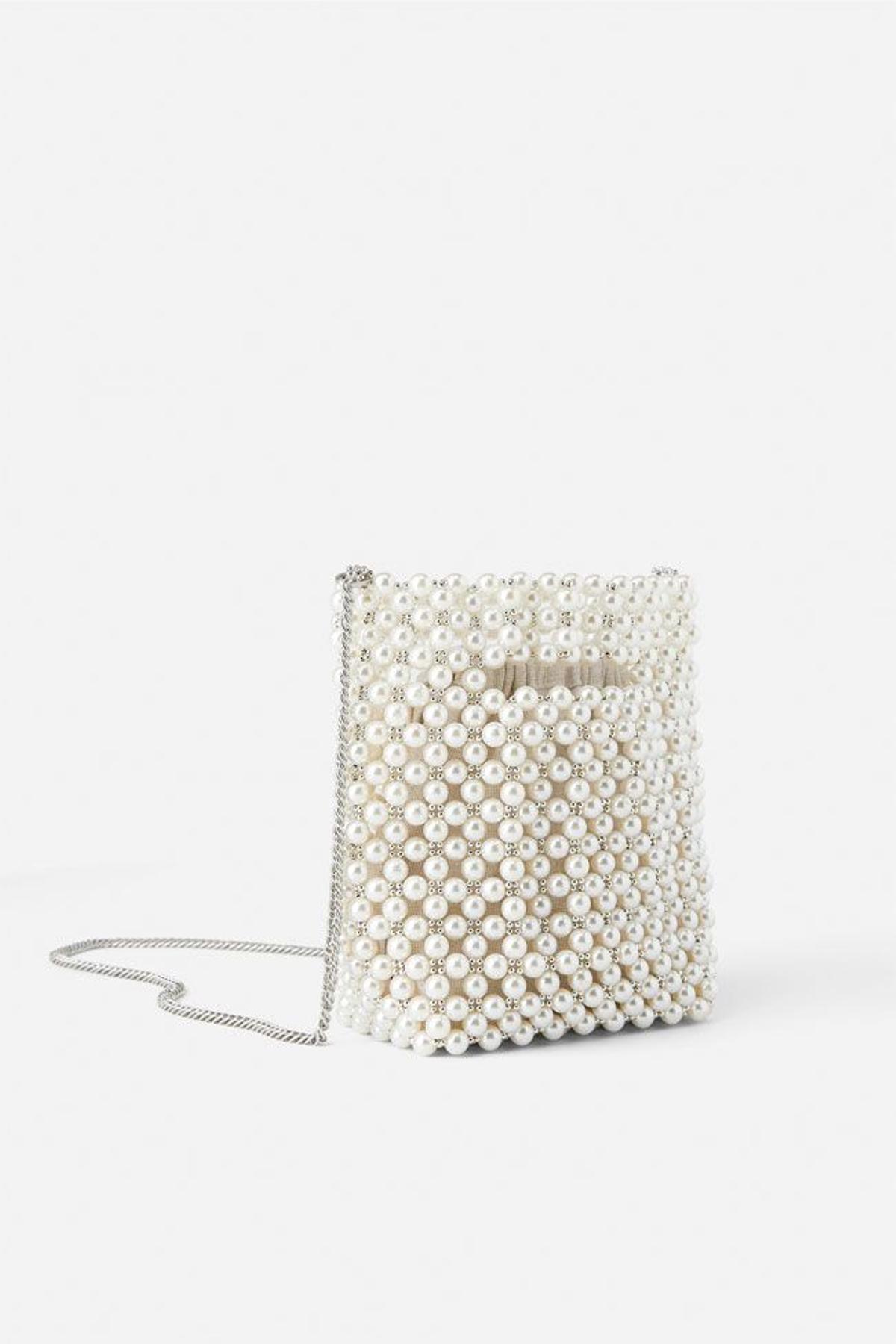 Bolso mini de perlas blancas, de Zara