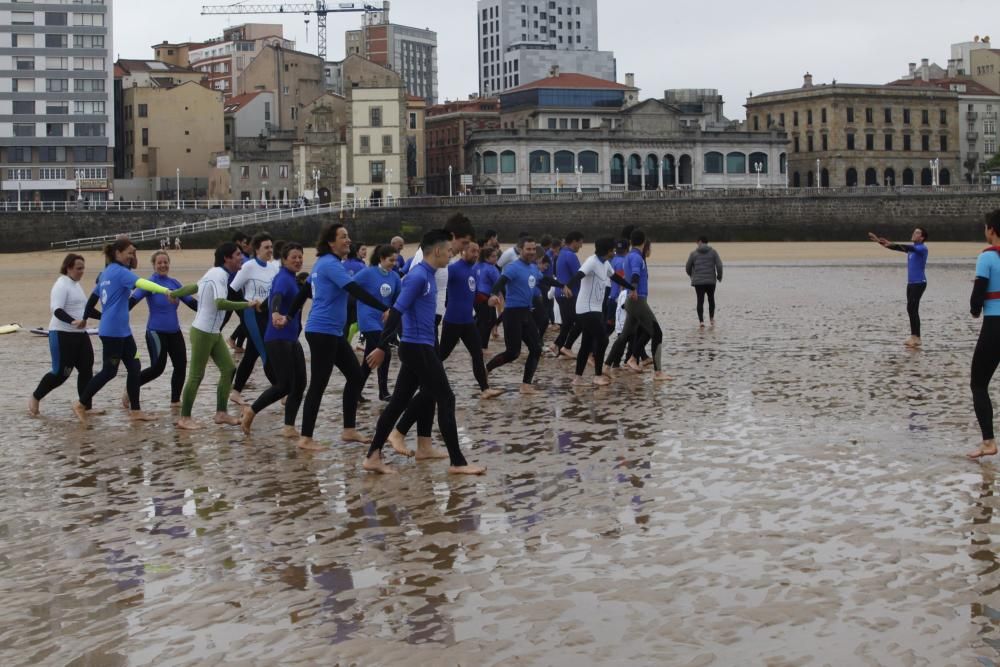 Jornada de surf solidario en Gijón