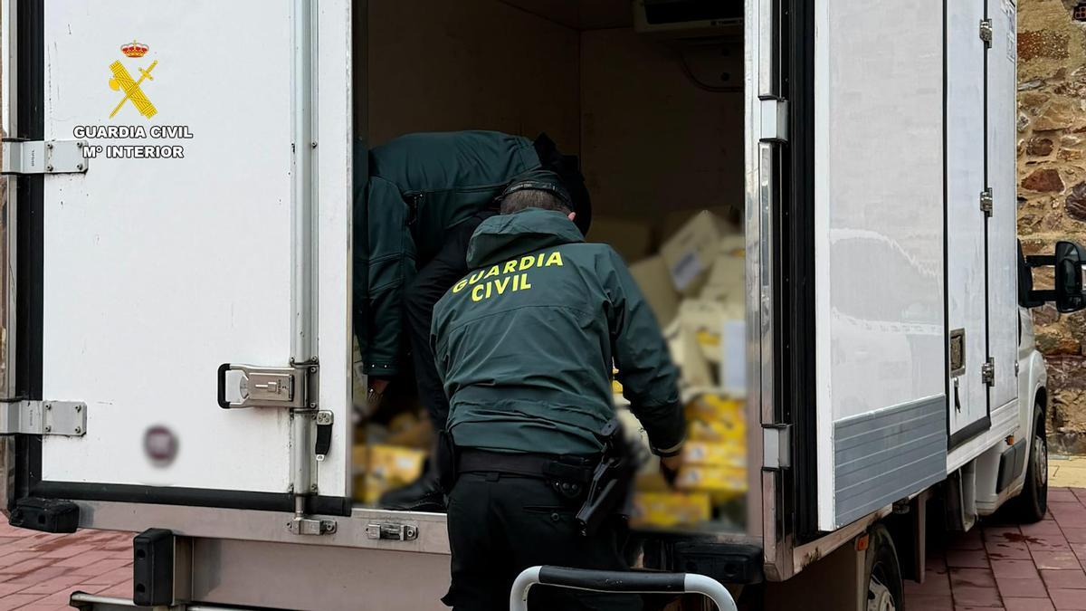 Los agentes recuperan la mercancía y camión robados.