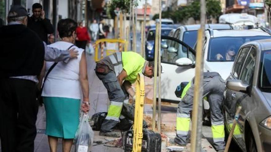 Los operarios trabajando ayer en la avenida de Los Almendros de Benidorm.