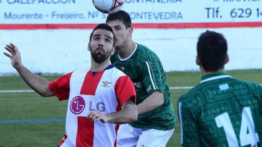 Abraham, del Alondras, intenta controlar un balón ante la presión de jugador del Racing Ferrol. // G. Núñez