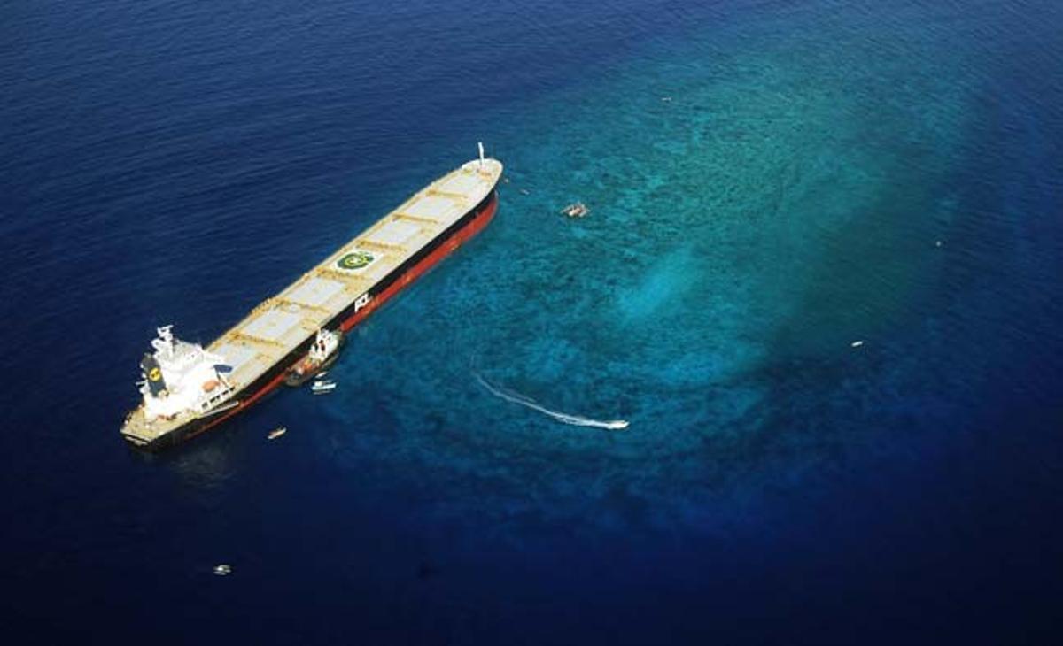 El vaixell de càrrega amb bandera panamenya ’MV Double Prosperity’ està encallat en un escull de coral al sud de les Filipines.