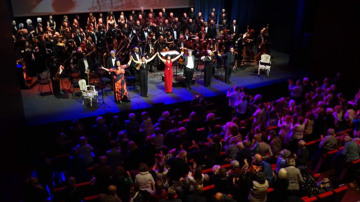 Gran ovació del públic després del concert al Kursaal de Manresa