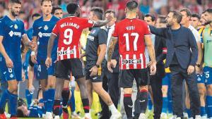 Iñaki Williams, delantero del Athletic, y José Bordalás, técnico del Getafe, se encaran tras el partido de la séptima jornada.