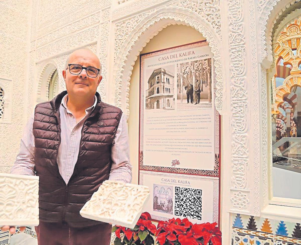 Daniel Garzón muestra el antes y el después de una yesería.