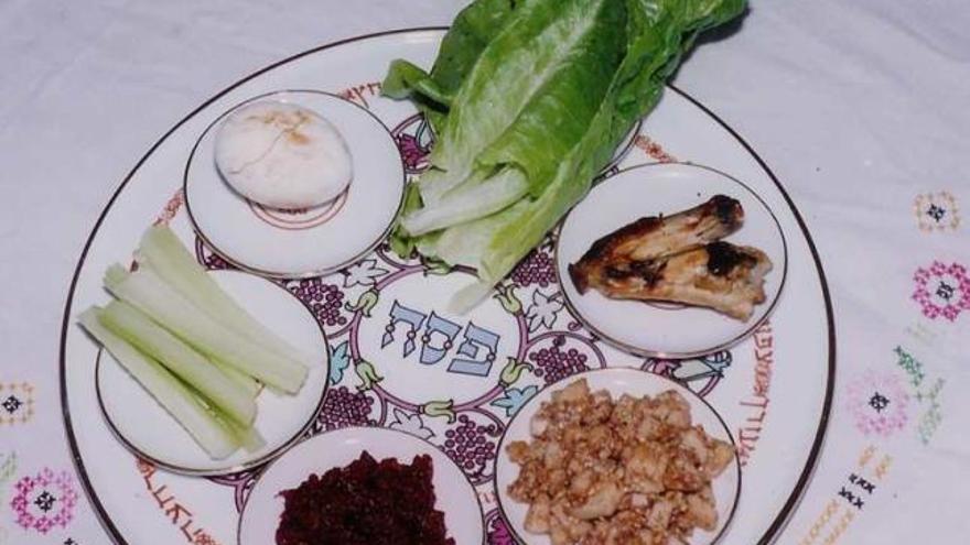 El plato de la keará, que se sitúa en medio de la mesa.