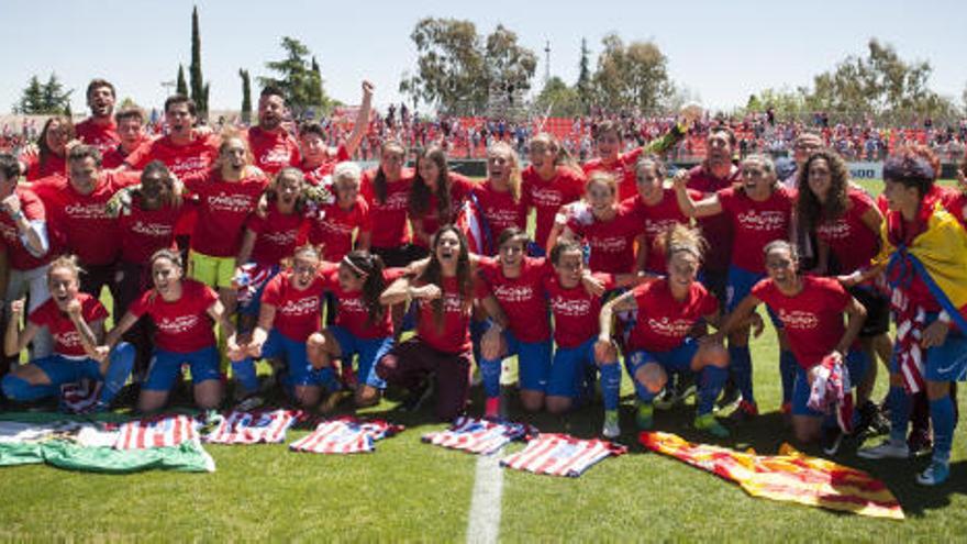 El Atlético de Madrid, actual campeón de la Copa de la Reina, cumplió ante la Real Sociedad para conquistar el primer título liguero de su historia, sucediendo al Athletic. efe