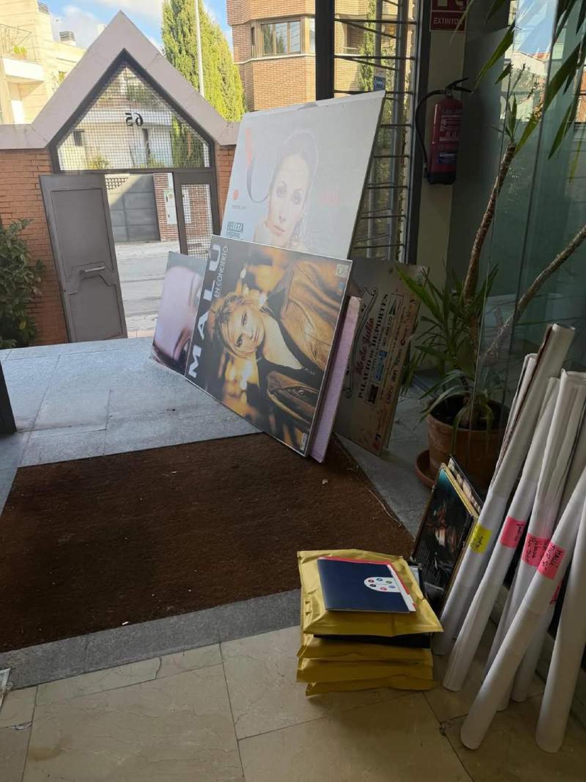 La entrada de la casa de Malú, como la tuya el día que te traen los pedidos