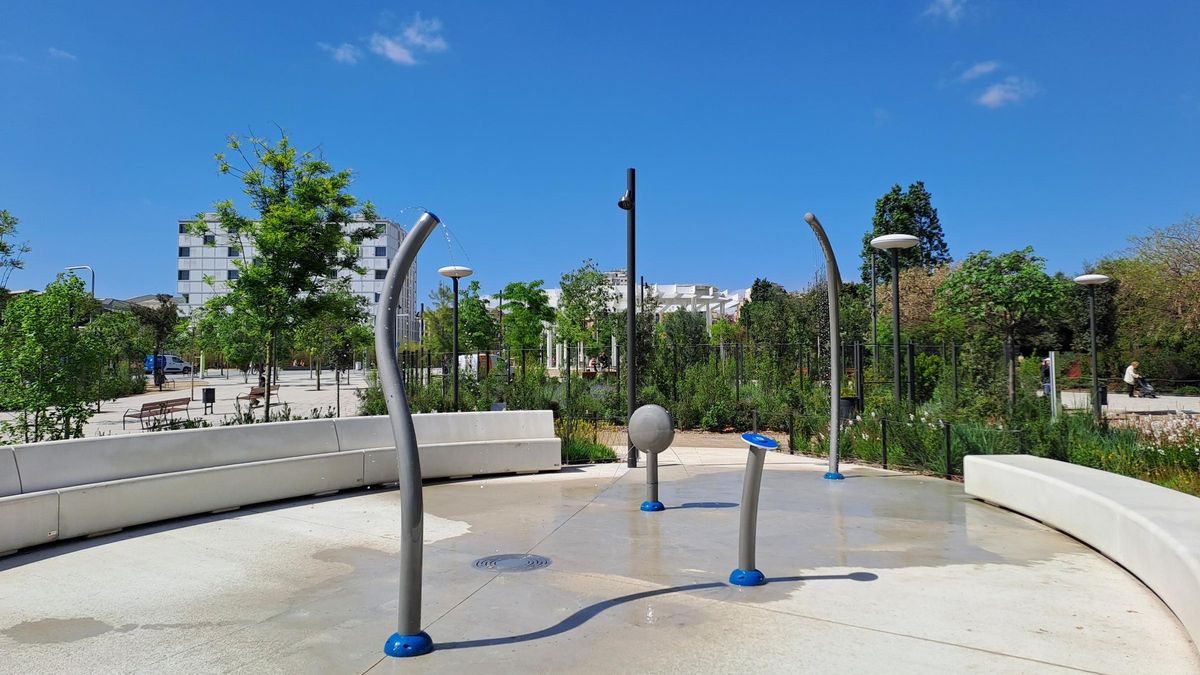 Juegos de agua infantiles en el parque de las Glòries.