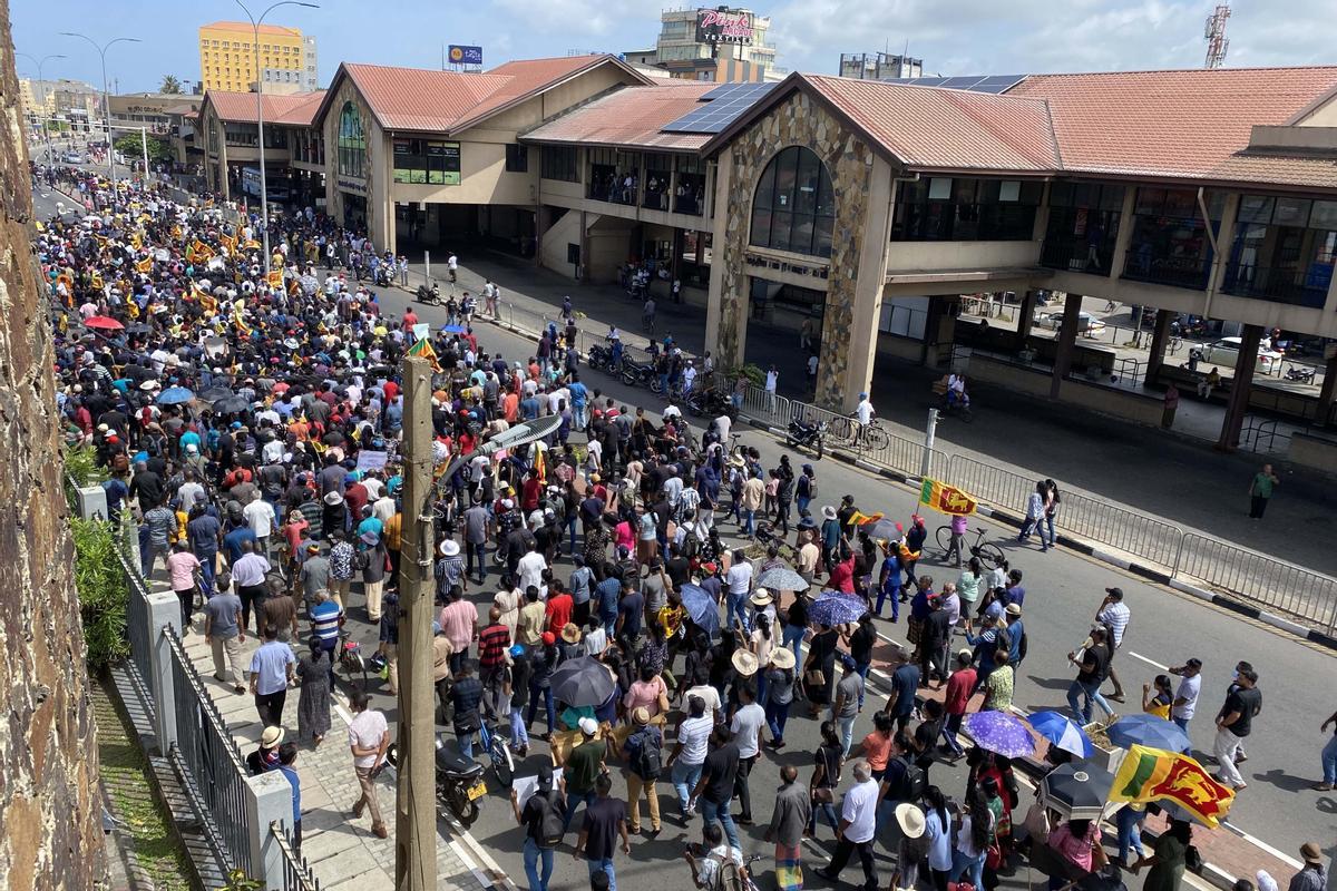 Manifestación en Colombo para pedir la dimisión del presidente de Sri Lanka, Gotabaya Rajapaksa.