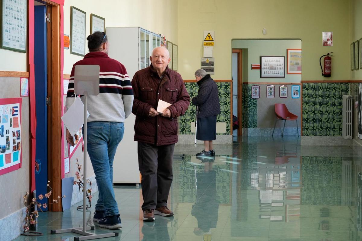 Mañana electoral en el colegio San José de Calasanz: elecciones autonómicas 2026