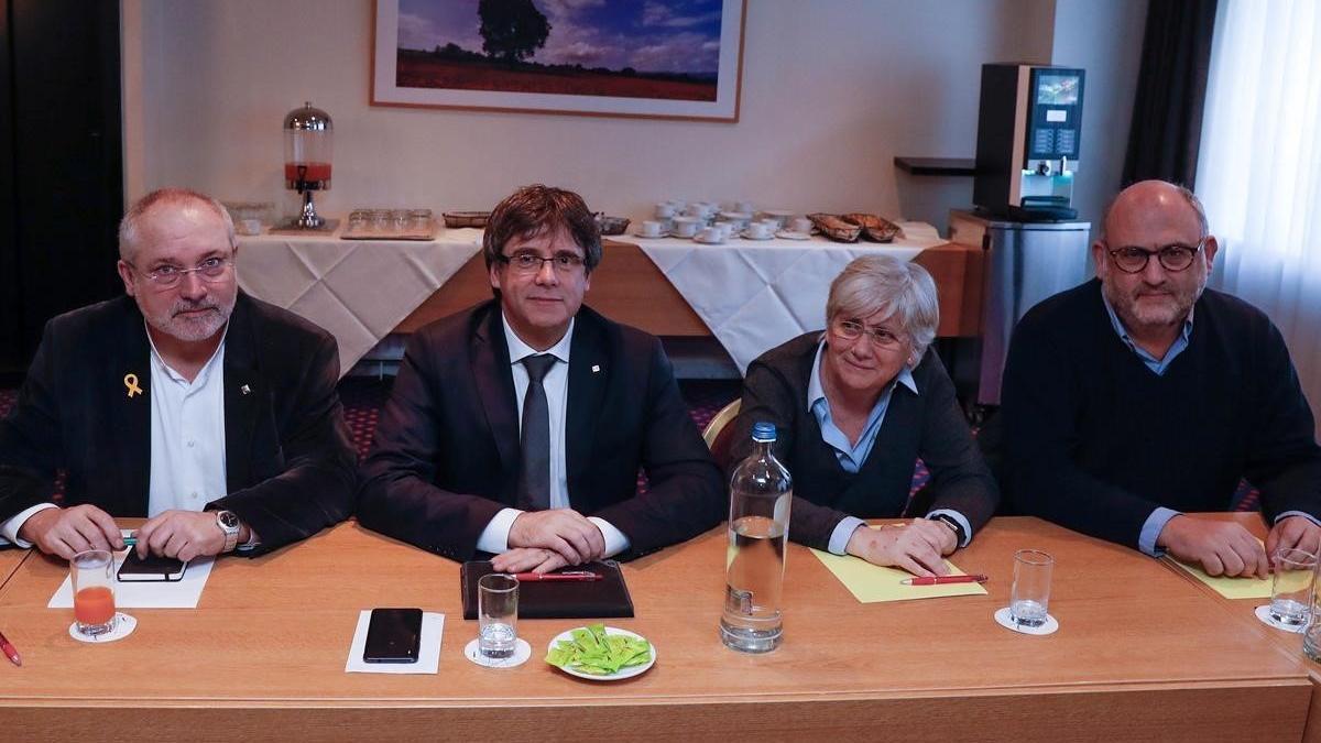 Carles Puigdemont y los consellers cesados Lluís Puig y Clara Ponsatí, en Bruselas