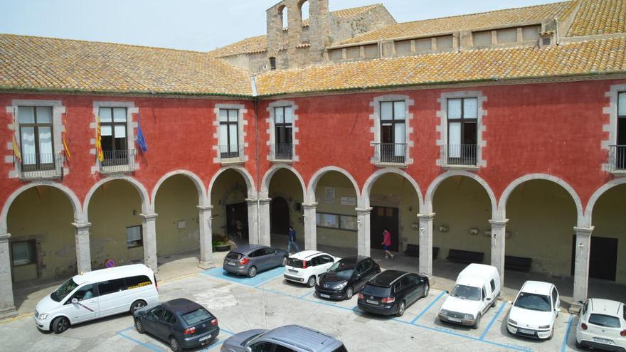 Façana de l&#039;Ajuntament de Castelló d&#039;Empúries.