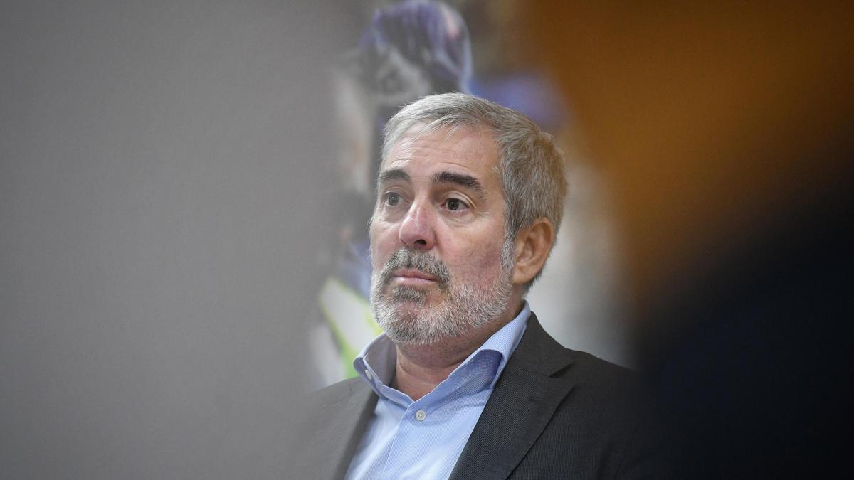 El presidente canario eleva el tono y llama "cómplices" al Gobierno y al PP por la crisis migratoria