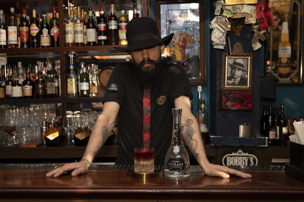 José Galán tras la barra de Bobbys Free, en Pau Claris 85.