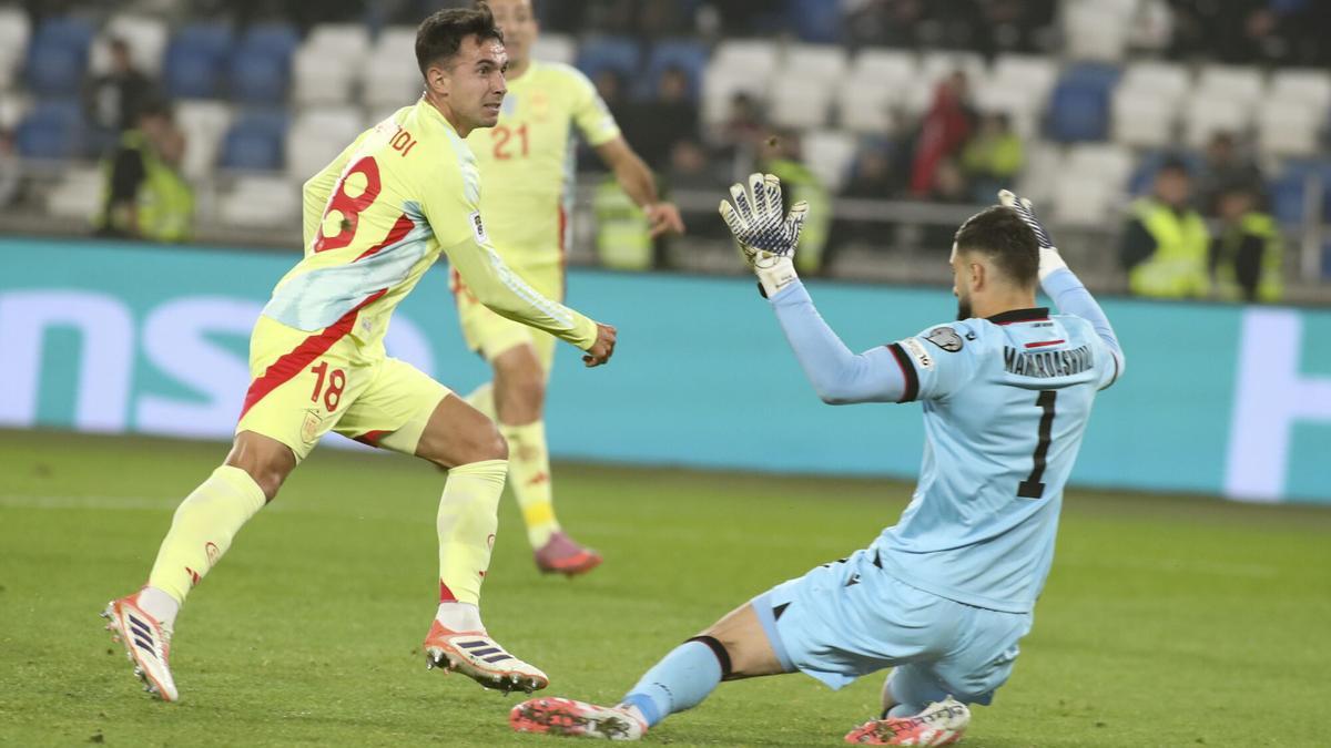 El portero georgiano Giorgi Mamardashvili no puede detener el remate de Martin Zubimendi