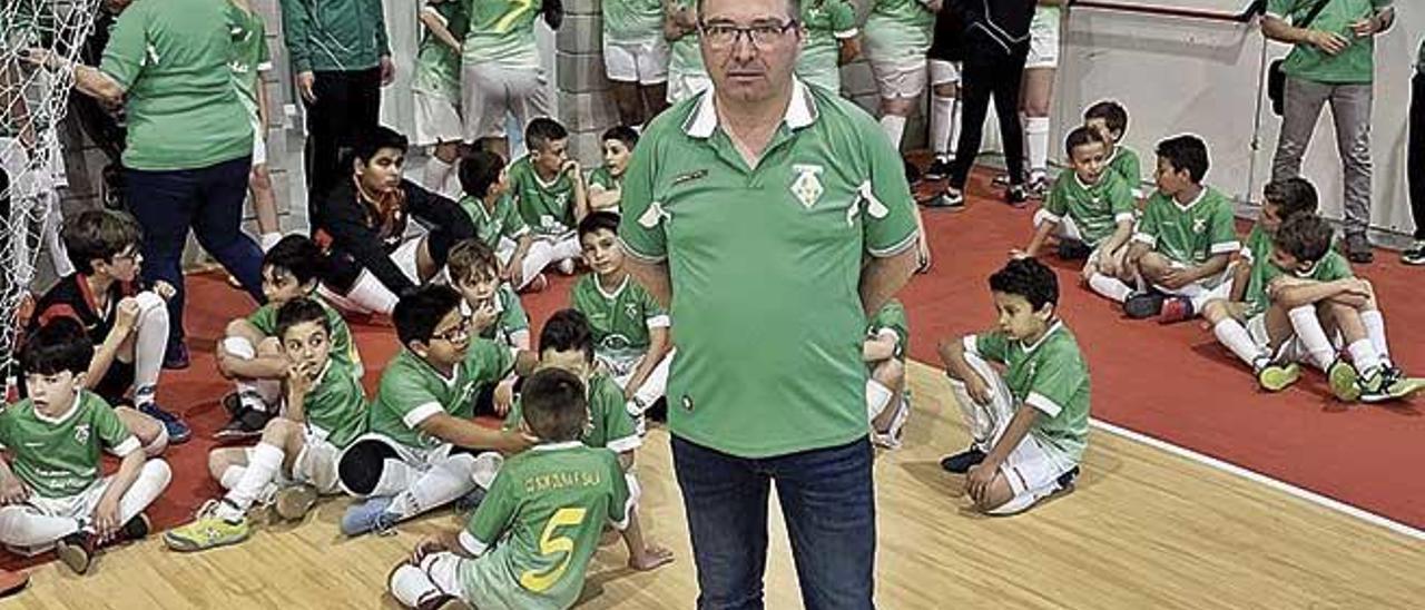 Manuel Iglesias posa en la presentación de los equipos del Son Oliva en el estreno del pabellón de Son Ferragut.