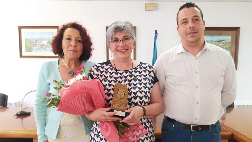 La pregonera, en el centro, con la alcaldesa franquina, Cecilia Pérez, y el presidente de la Sociedad de festejos de La Caridad Eduardo Fernández