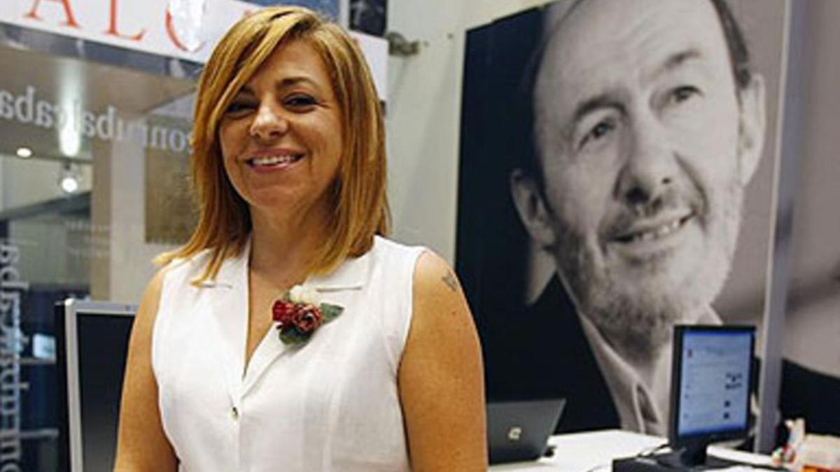 Elena Valenciano, en la sede del PSOE en Madrid, con Rubalcaba al fondo