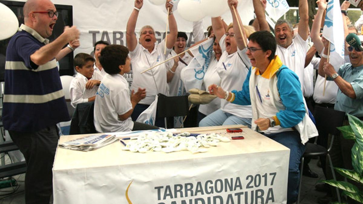 Voluntarios de la candidatura de Tarragona 2017 muestran su alegría tras conocer que la ciudad será la sede de los Juegos Mediterráneos.