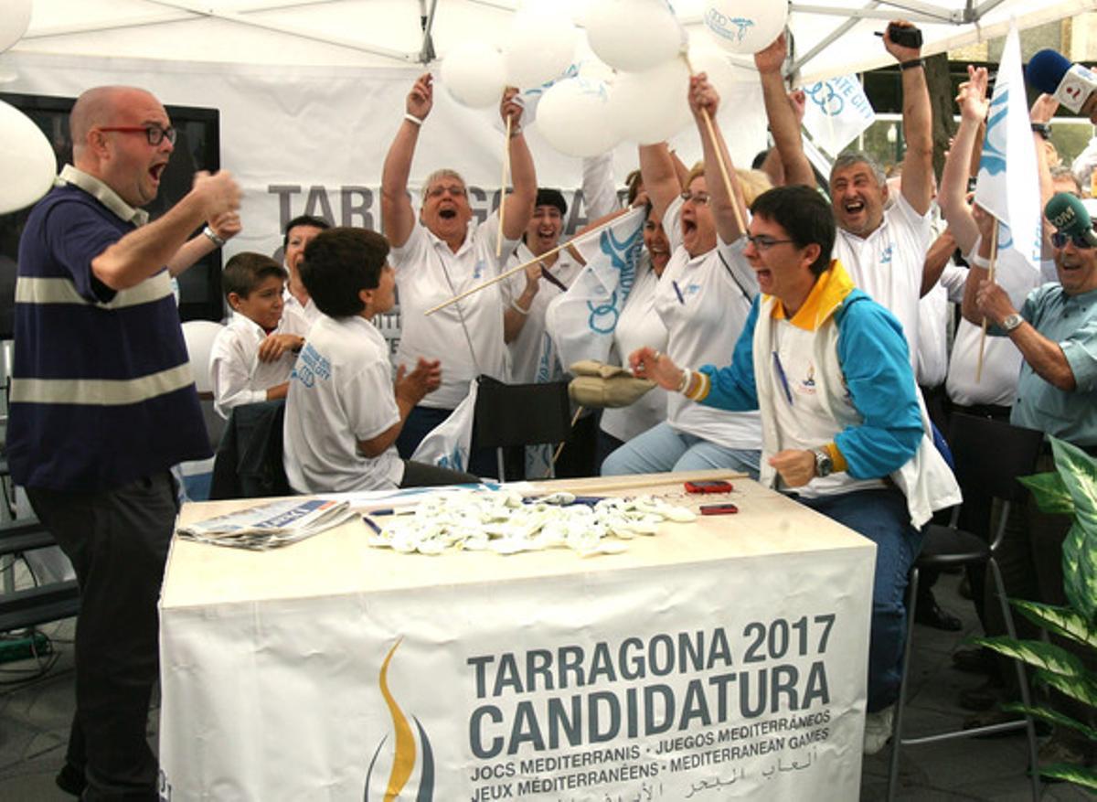 Voluntaris de la candidatura de Tarragona 2017 mostren la seva alegria després de conèixer que la ciutat serà la seu dels Jocs Mediterranis.