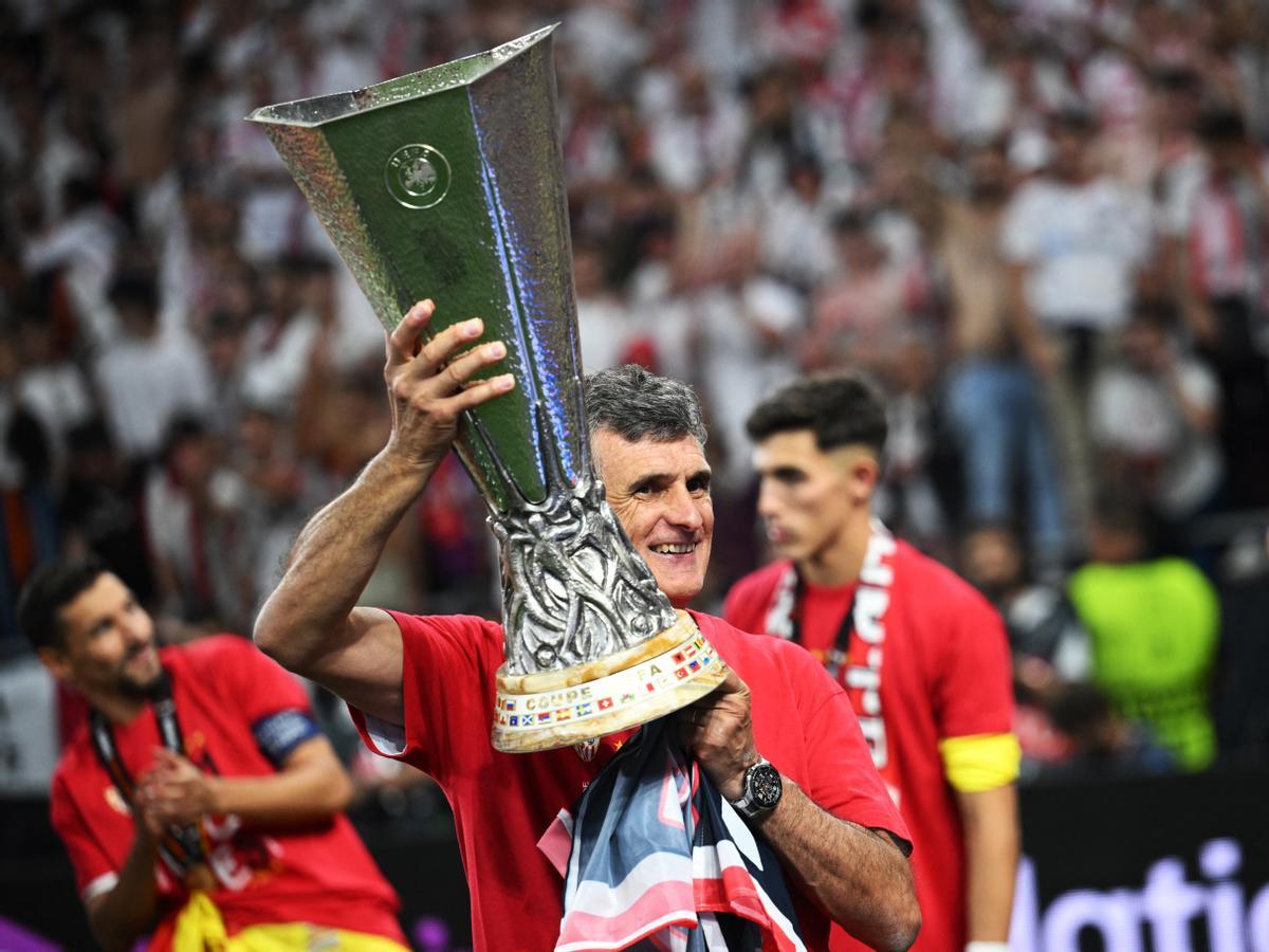 José Luis Mendilibar, con el merecido trofeo que le acredita como ganador de la Europa League.