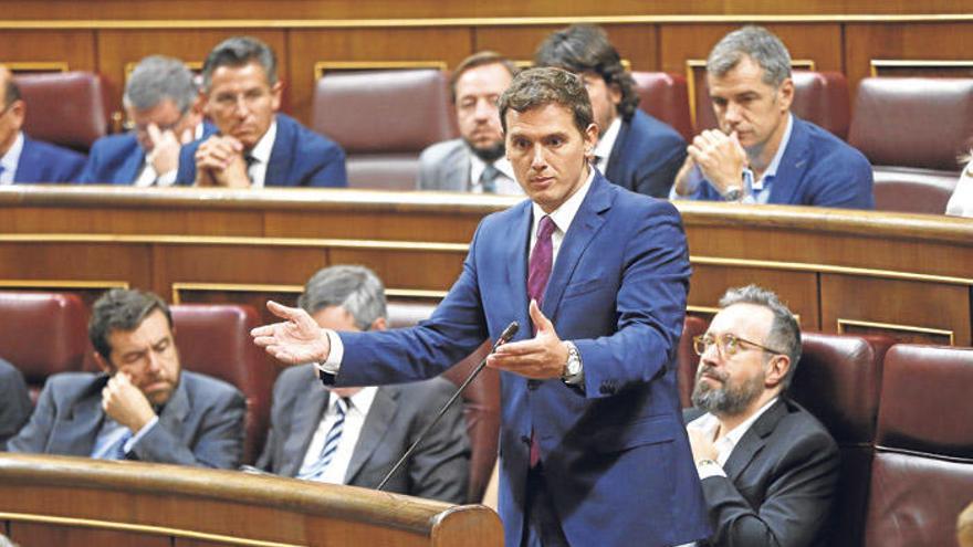 Rivera no es fia d´un govern del PP i busca la complicitat dels socialistes