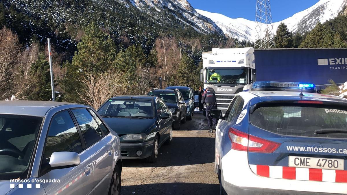 Els Mossos sancionant els cotxes mal aparcats a Setcases