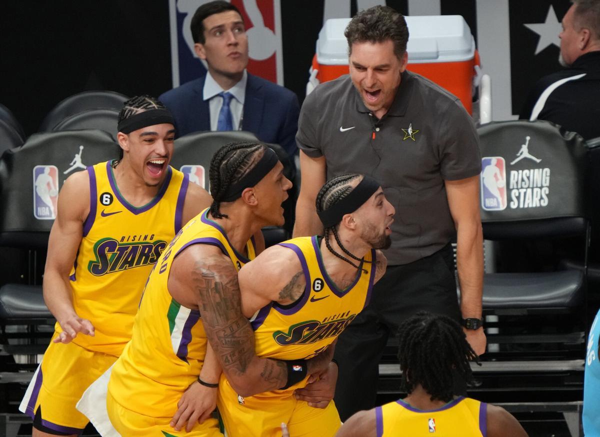 Salt Lake City (United States), 18/02/2023.- Team Pau's Jose Alvarado (R) celebrates his winning shot with his teammates and coach Pau Gasol (back) in the final against Team Joakim during the Jordan Rising Stars mini-tournament at NBA All-Star 2023 at Vivint Arena, in Salt Lake City, Utah, USA, 17 February 2023. (Baloncesto, Jordania, Estados Unidos) EFE/EPA/GEORGE FREY SHUTTERSTOCK OUT. SHUTTERSTOCK OUT