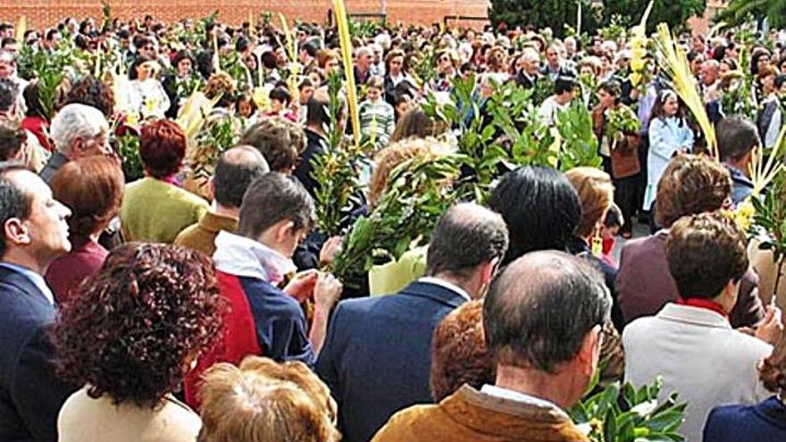 Multitudinaria procesión de Pascua en Laviada.  